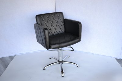 Valentio LUX barber's chair: penta-heel, chrome on hydraulics
