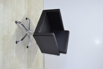 Kvadro barber's chair: penta-heel, chrome on hydraulics