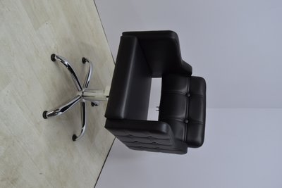 Dgordgia barber's chair: penta-heel, chrome on hydraulics